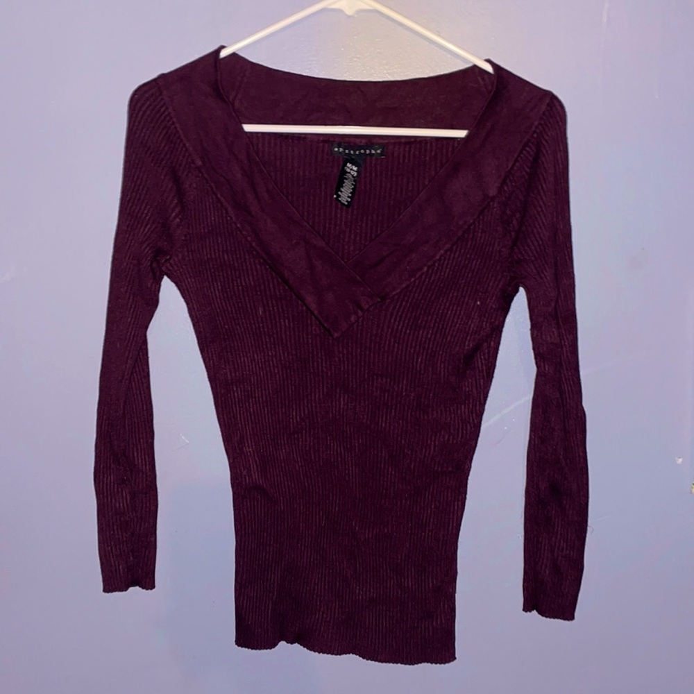 Medium Apostrophe V neck ribbed knitted sweater.
